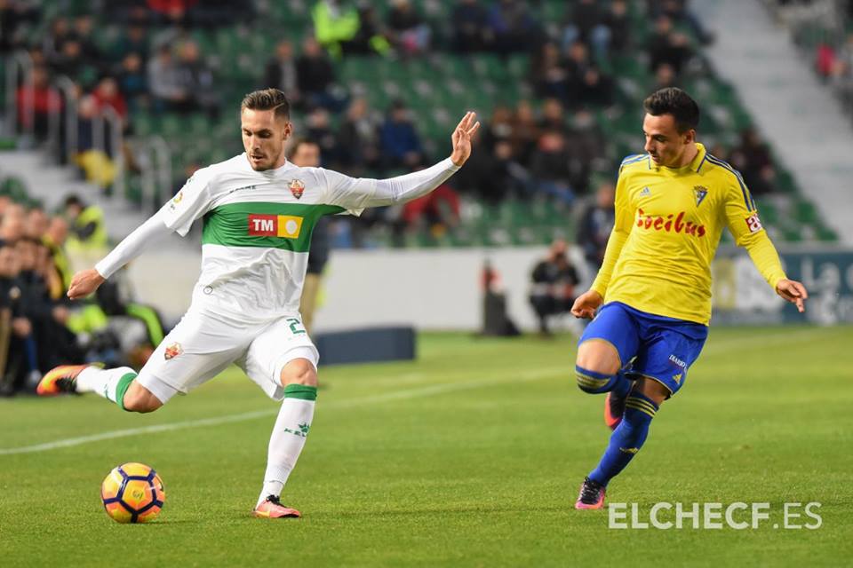 Correa encara a un jugador del Cádiz / Sonia Arcos - Elche CF