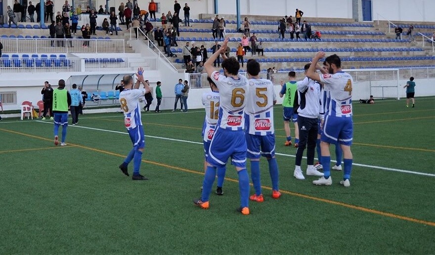 Los jugadores del Crevillente Deportivo saludan al público / Joel Mas