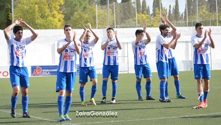 Los jugadores del Crevillente saludan al público / Zaira González