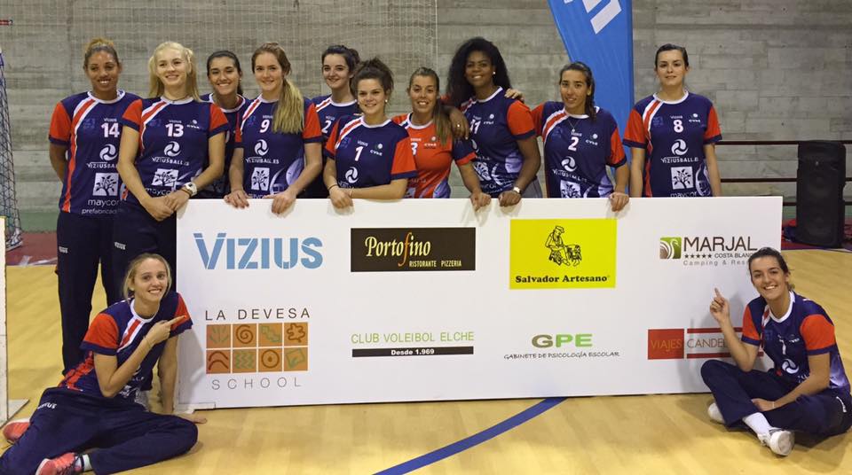 El Club Voleibol Elche Viziusport junto a sus patrocinadores