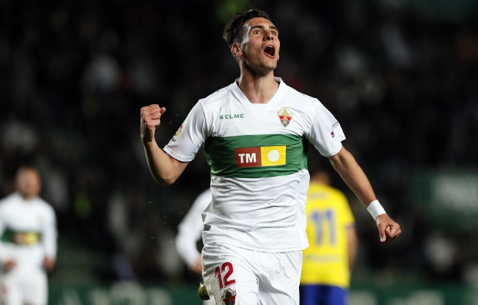 El jugador del Elche Dani Calvo celebra un gol ante el Cádiz / LFP