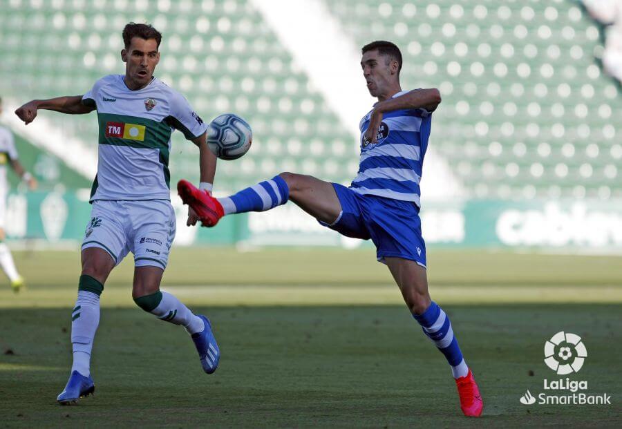 El jugador del Elche, Dani Calvo, durante un partido ante el Deportivo de la Coruña en la temporada 19-20 / LFP