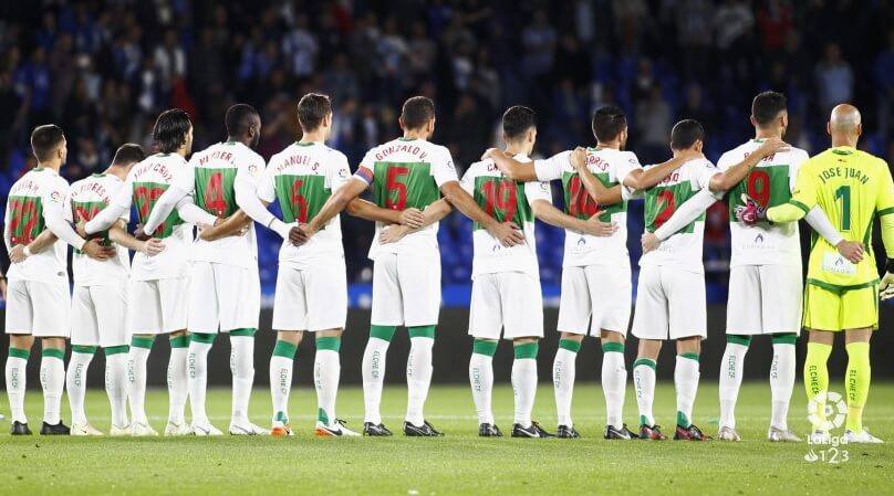 Los jugadores del Elche guardan un minuto de silencio antes de un partido ante el Deportivo en Riazor / LFP