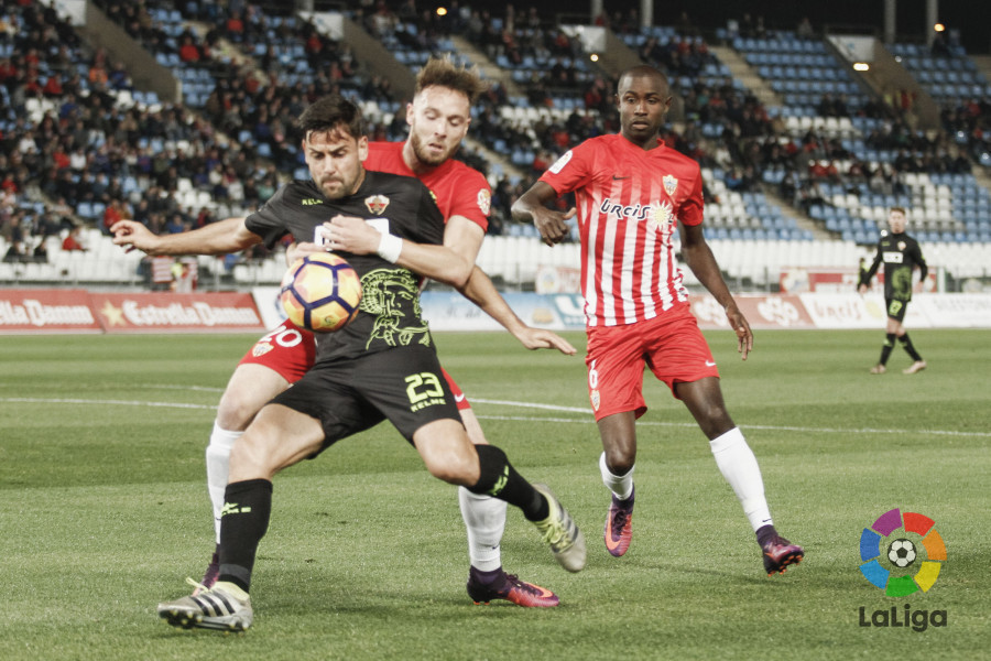Dorca controla el balón ante dos rivales del Almería / LFP Dorca controla el balón ante dos rivales del Almería / LFP