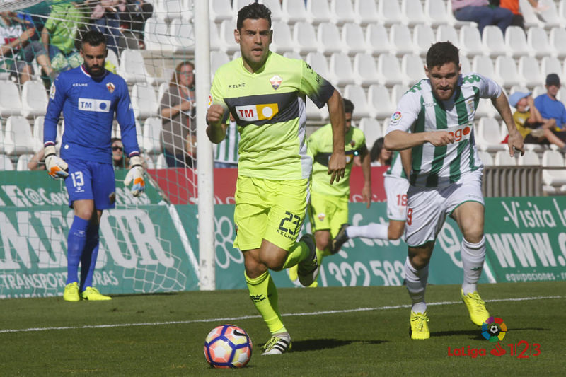 Albert Dorca controla el balón perseguido por un jugador del Córdoba / LFP