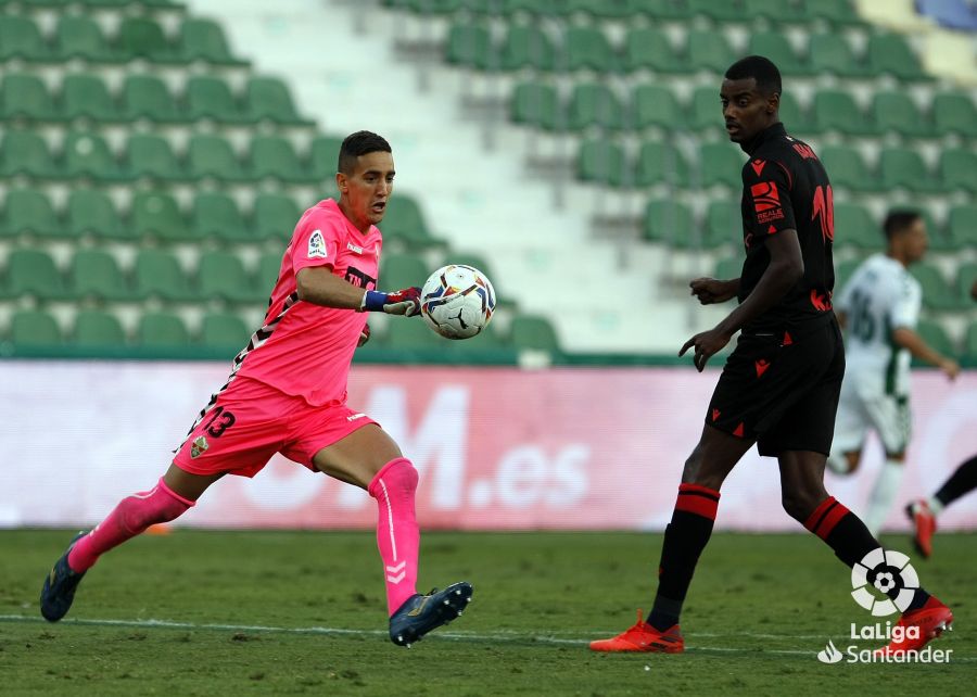 El portero del Elche Edgar Badía junto al delantero de la Real Sociedad, Isak / LaLiga