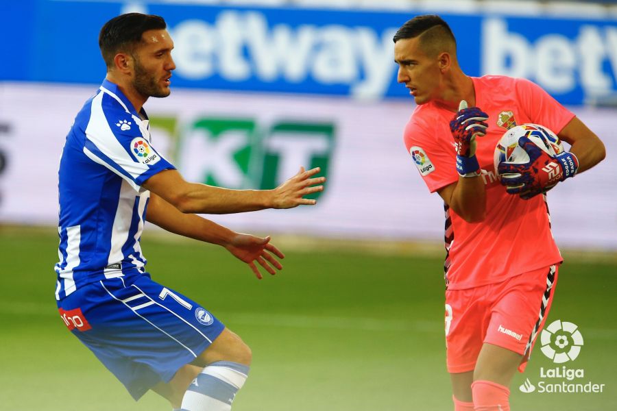 El portero del Elche CF, Edgar Badía, durante un partido ante el Alavés / LaLiga