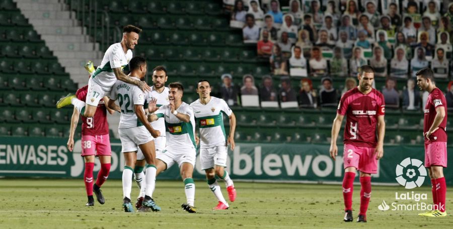Los jugadores del Elche CF celebran el gol de Jonathas ante el Albacete / LFP Los jugadores del Elche CF celebran el gol de Jonathas ante el Albacete / LFP