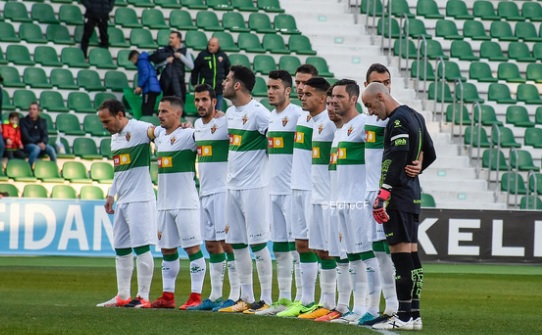 Los jugadores del Elche guardan un minuto de silencio por el fallecimiento de Felipe Mesones antes del encuentro ante el UE Olot / Sonia Arcos - Elche C.F. Oficial