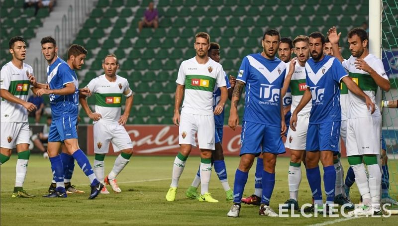 Primi sube a rematar un córner ante el Badalona / Sonia Arcos - Elche C.F. Oficial