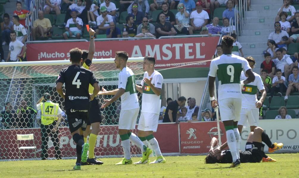 El árbitro muestra la cartulina roja a Primi en el partido entre Elche y Atlético Baleares / Cristian Ripoll