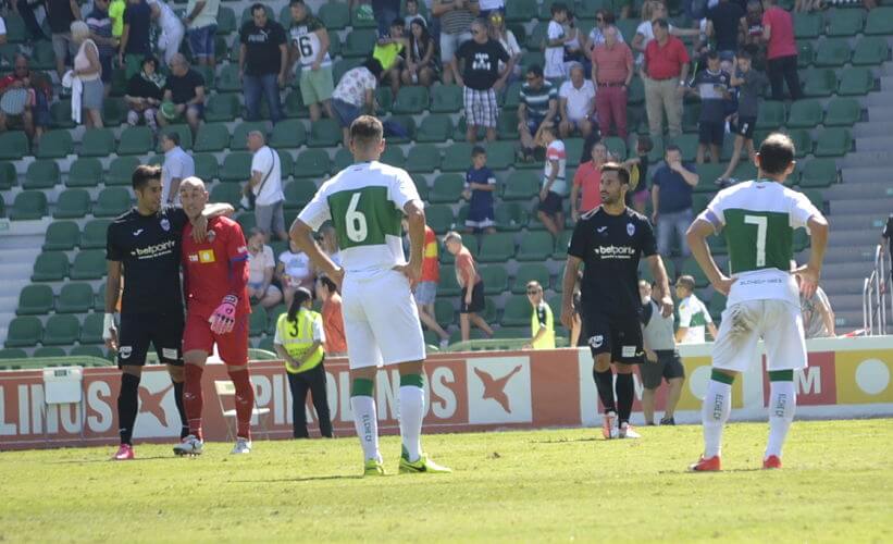 Jugadores de Elche CF y Atlético Baleares tras el partido disputado entre ambos equipos en el Martínez Valero / Cristian Ripoll