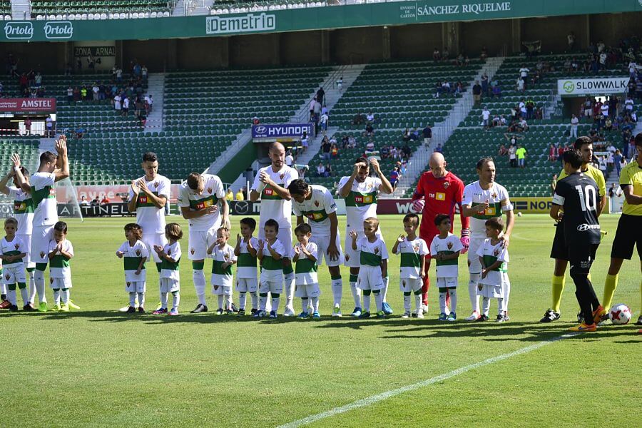 Los jugadores del Elche saludan al público antes de un partido en la temporada 2017-2018 / Cristian Ripoll
