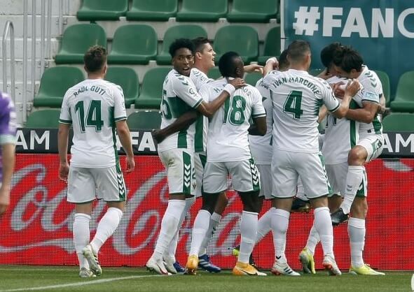 Los jugadores del Elche celebran el gol de Pere Milla al Betis / LaLiga