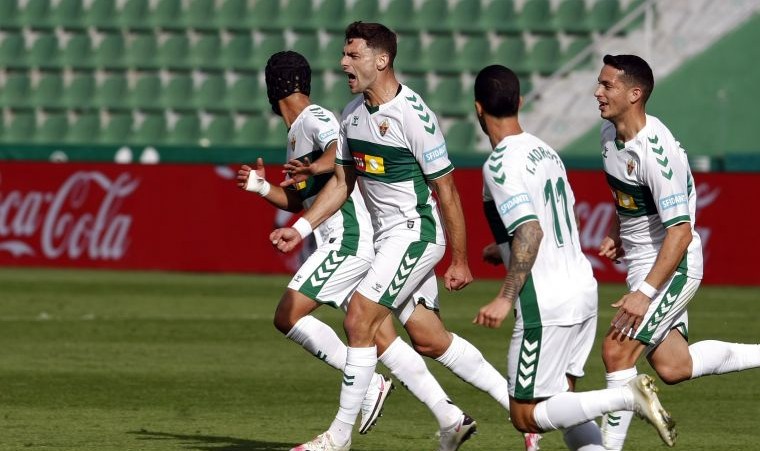 Los jugadores del Elche celebran un gol ante el Cádiz / LaLiga