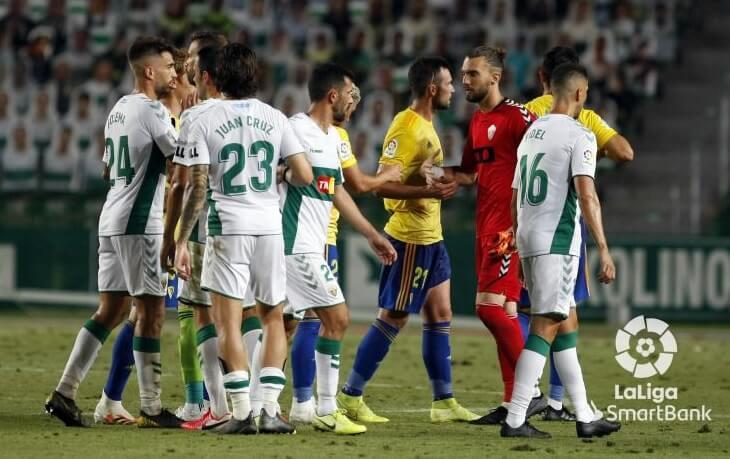 Saludo final entre jugadores del Elche CF y el Cádiz tras un partido en la temporada 19-20 / LFP