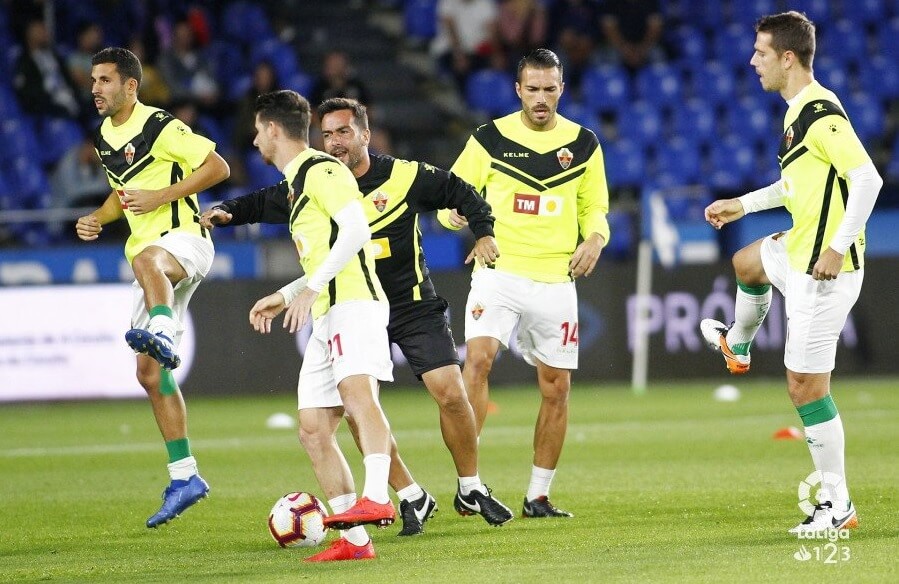 Los jugadores del Elche calientan antes de jugar un partido ante el Deportivo de la Coruña en Riazor / LFP