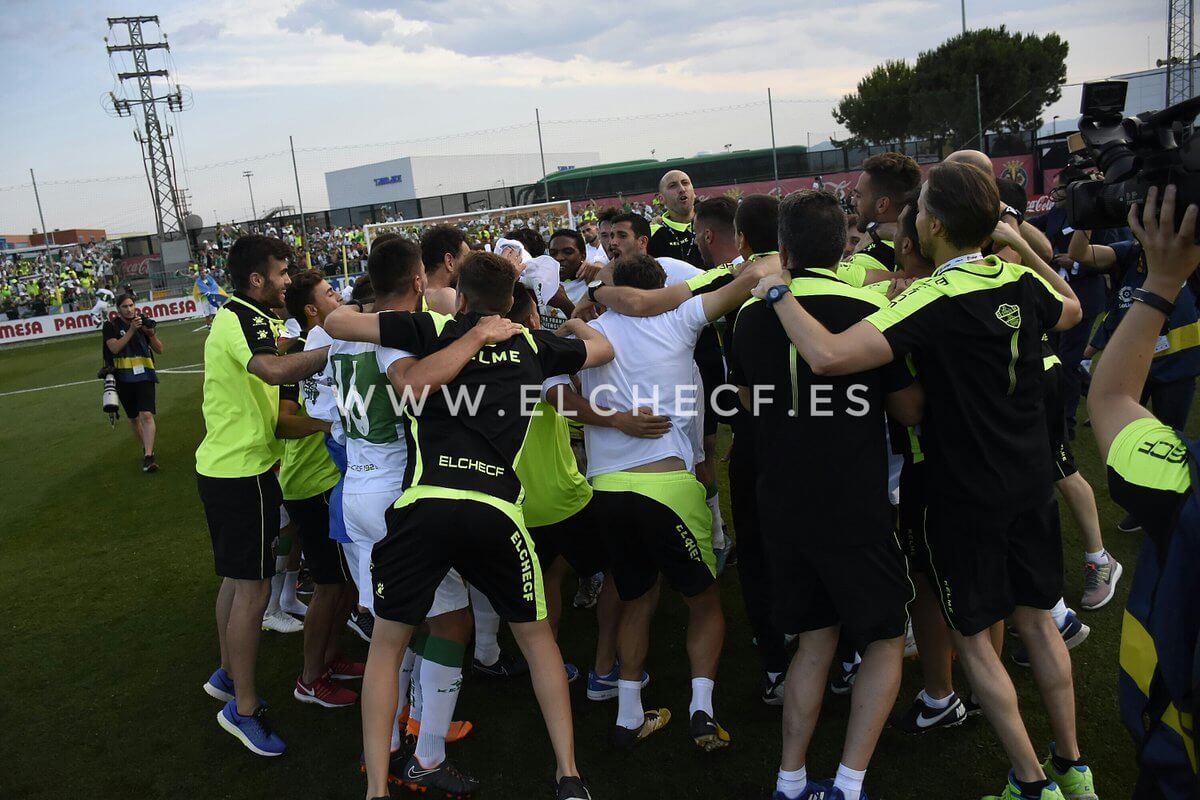 Los jugadores y cuerpo técnico del Elche celebran el ascenso a Segunda División / Sonia Arcos - Elche C.F.