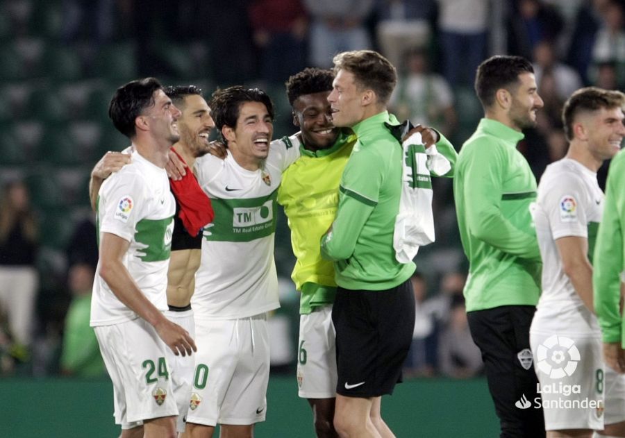 Los jugadores del Elche celebran la permanencia en Primera, en la temporada 21-22 / LaLiga