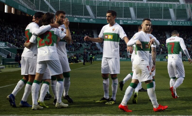 Los jugadores del Elche celebran un gol ante el Extremadura | LFP Los jugadores del Elche celebran un gol ante el Extremadura | LFP