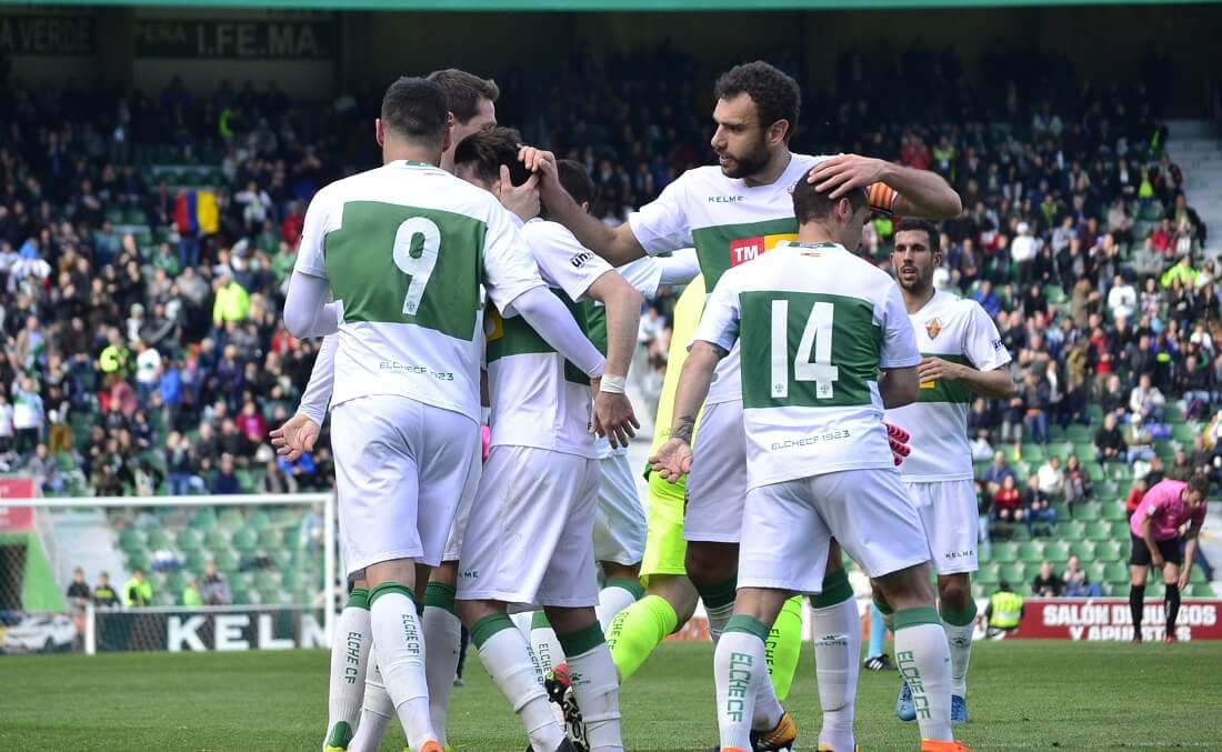 Los jugadores del Elche celebran un gol al Cornellá / Cristian Ripoll