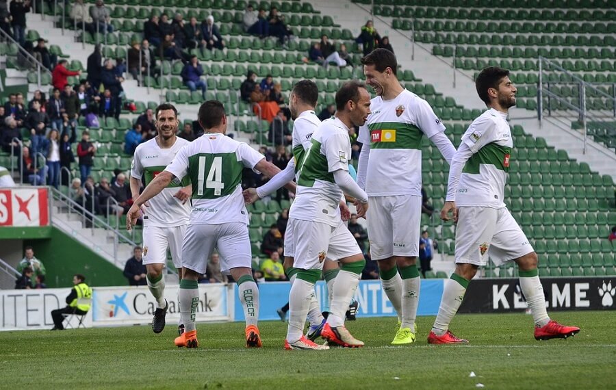 Los jugadores del Elche celebran el tercer gol al Cornellá / Cristian Ripoll