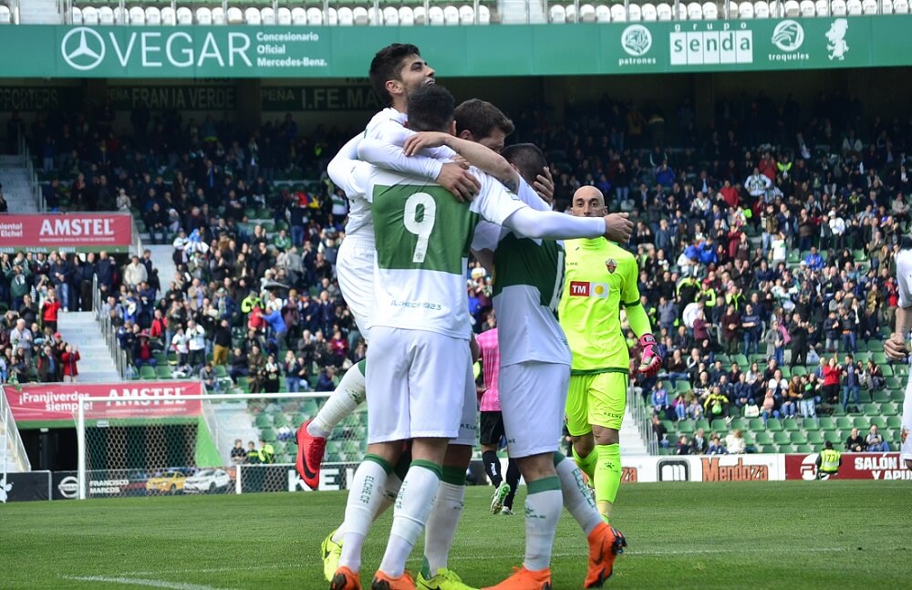 Los jugadores del Elche celebran un gol ante el Cornellá / Cristian Ripoll