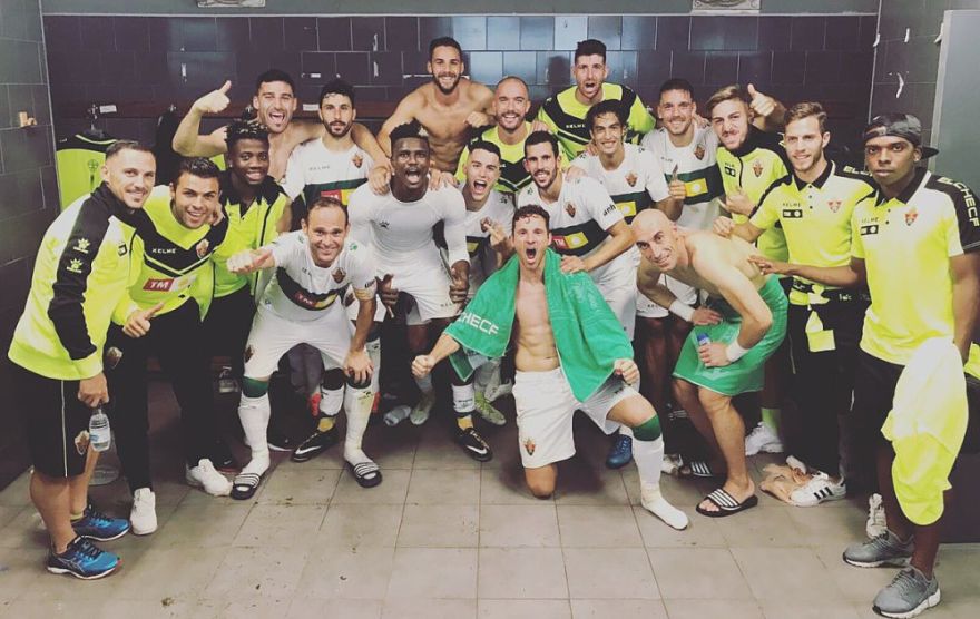 Los jugadores del Elche celebran en el vestuario su victoria en el Rico Pérez ante el Hércules