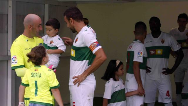 Los jugadores del Elche en el túnel de vestuarios antes del partido ante el Granada / LFP