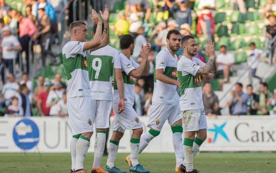 Los jugadores del Elche saludan al público después de un partido ante el Hércules en la temporada 2017-2018 / Sonia Arcos - Elche C.F.