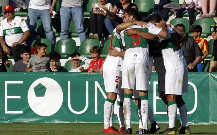 Los jugadores del Elche celebran un gol ante el Rayo Majadahona | LFP Los jugadores del Elche celebran un gol ante el Rayo Majadahona | LFP