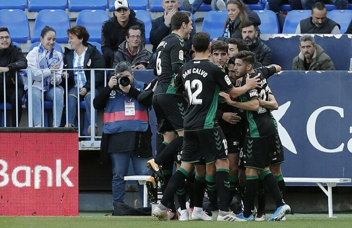 Los jugadores del Elche celebran un gol en La Rosaleda en la temporada 19-20 / LFP