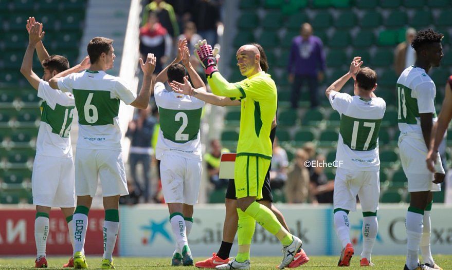 Los jugadores del Elche saludan al público tras el partido ante el Mallorca / Sonia Arcos - Elche C.F.