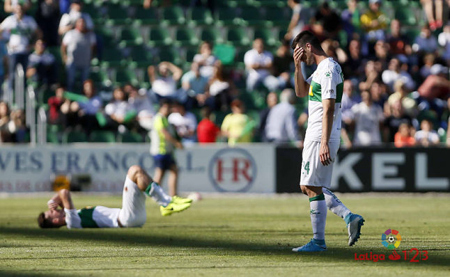 Los jugadores del Elche, decepcionados tras su derrota ante el Mirandés / LFP