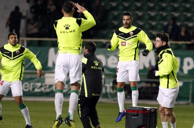 Jugadores del Elche CF realizan ejercicios de calentamiento antes del partido ante el Nástic / LFP