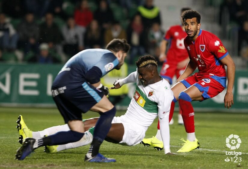 El jugador del Elche Sory Kaba se lamenta ante el portero Juan Carlos - LFP El jugador del Elche Sory Kaba se lamenta ante el portero Juan Carlos - LFP