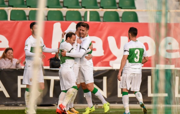 Los jugadores del Elche celebran un gol al Olot / Sonia Arcos - Elche C.F. Oficial