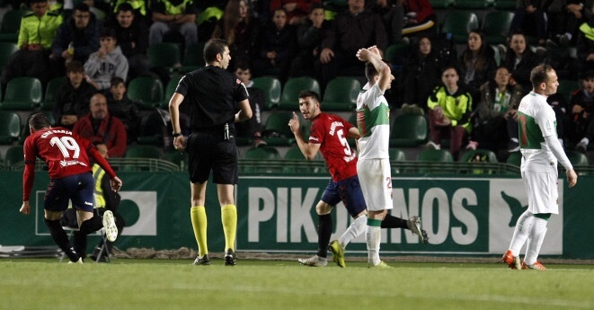 Jugadores de Osasuna celebran un gol ante el Elche en el Martínez Valero | LFP