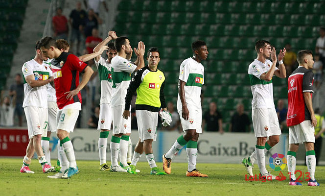 Los jugadores del Elche saludan al público tras su encuentro ante el Oviedo / LFP