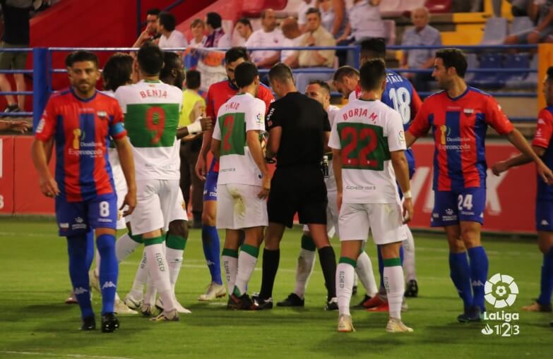Los jugadores del Elche protestan al colegiado Santiago Varón en Almendralejo / LFP