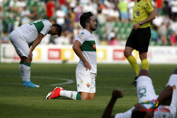 Los jugadores del Elche se lamentan tras perder ante el Reus / LFP