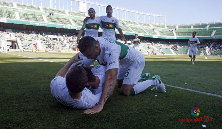 Los jugadores del Elche celebran un gol al Sevilla Atlético / LFP