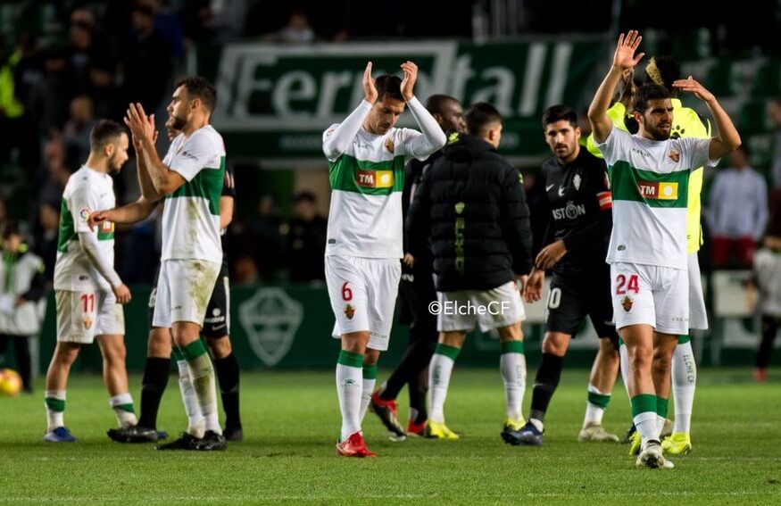 Los jugadores del Elche saludan al público tras un partido ante el Sporting en diciembre de 2018 - Sonia Arcos Elche C.F.