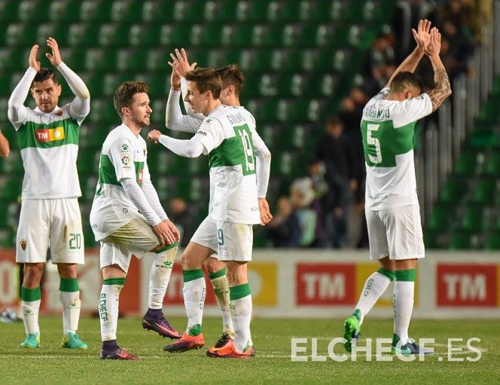 Los jugadores del Elche saludan al público tras el partido ante el UCAM Murcia / Sonia Arcos - Elche CF