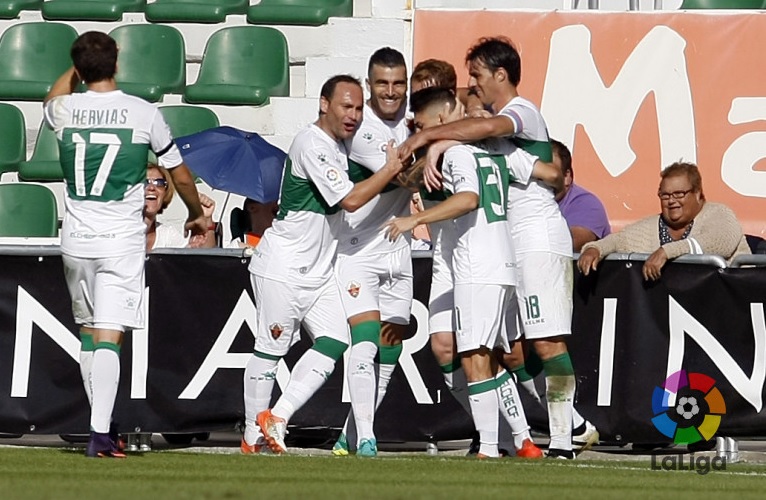 Los jugadores del Elche celebran un gol al Valladolid / LFP