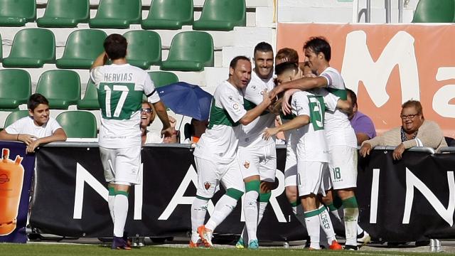 Los jugadores del Elche celebran un gol al Valladolid / LFP