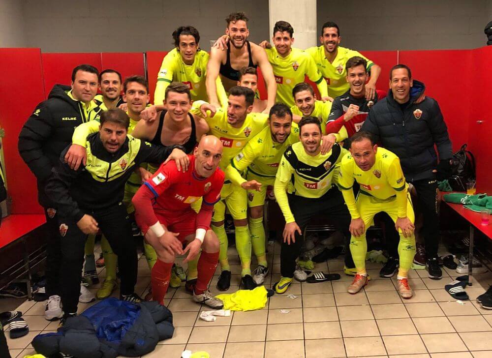 La plantilla del Elche celebra en el vestuario su victoria en Badalona / @elchecfoficial La plantilla del Elche celebra en el vestuario su victoria en Badalona / @elchecfoficial