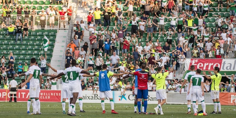 Los jugadores del Elche celebran con su afición la victoria ante el Villarreal B / Sonia Arcos - Elche C.F.