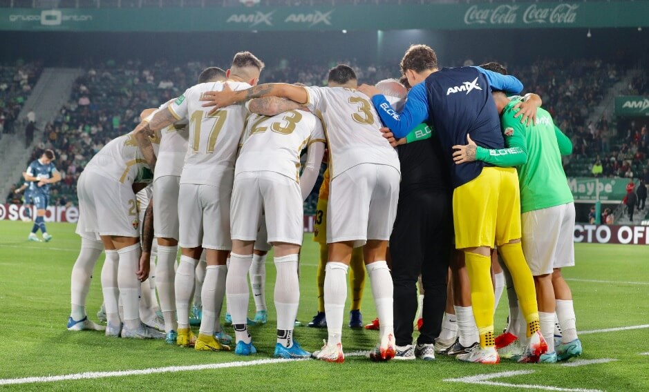 Los jugadores del Elche se arengan antes de un partido en la temporada 22-23 / Sonia Arcos - Elche C.F. Oficial