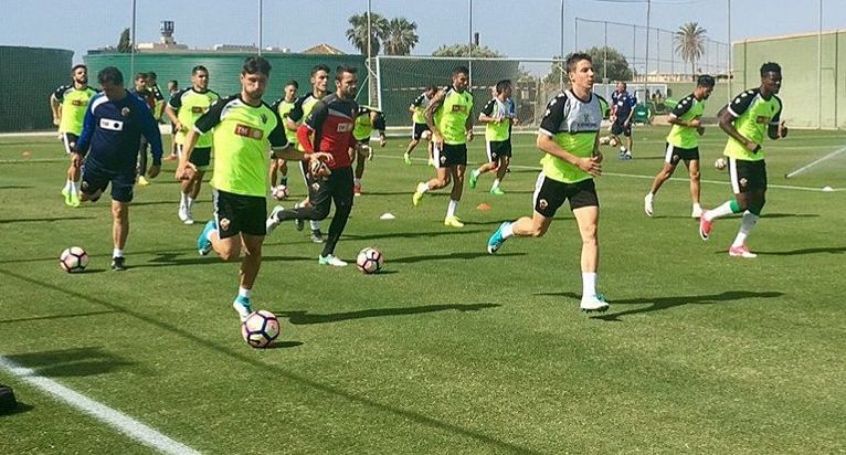 La plantilla del Elche C.F. entrena en las instalaciones de Pinatar Arena / Elche C.F. Oficial